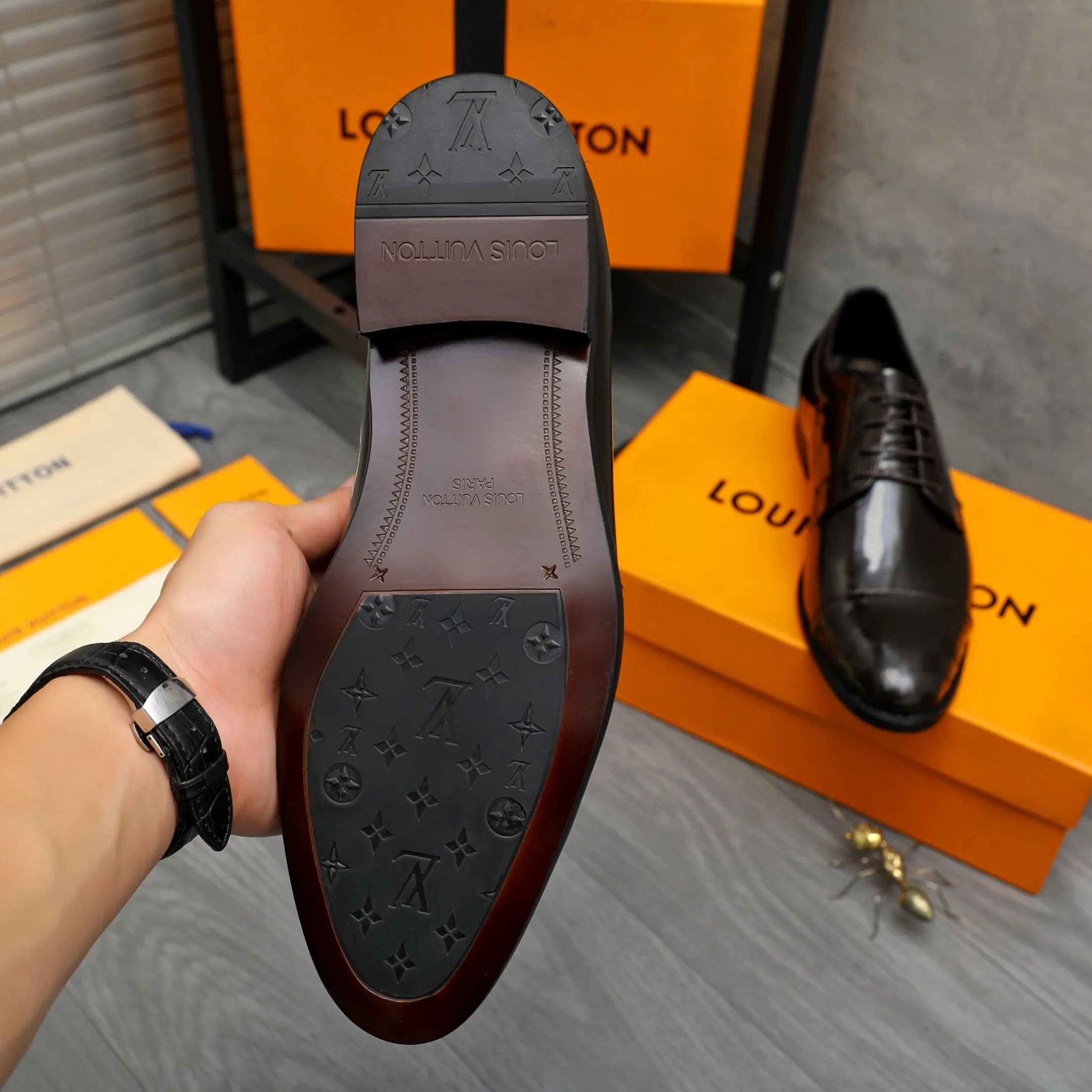 Men's shoes 💰p460 Product trademark: LV (Louis Vuitton) business lace-up leather shoes True size: 39-44 Product material: Selected lacquered cowhide stitching classic embossed upper, cowhide lining, original rubber outsole